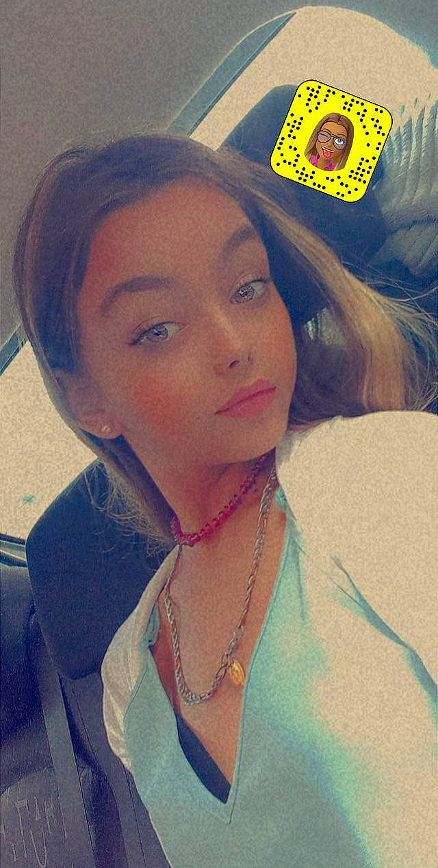 Illona a rejoint le concours — aidez-le/la à gagner de superbes lots ! cheek, chin, cool, ear, eye, eyebrow, eyelash, eyewear, forehead, happy, head, iris, jaw, lip, lipstick, long_hair, mouth, neck, nose, person