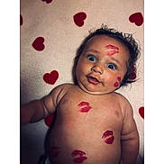 Aylan a rejoint le concours — aidez-le/la à gagner de superbes lots ! baby, infant, blue_eyes, lipstick_marks, skin, blanket, red_hearts, cute, chubby, face, torso, expression, lying_down, soft_texture, adorable, child, human, closeup, portrait, happy