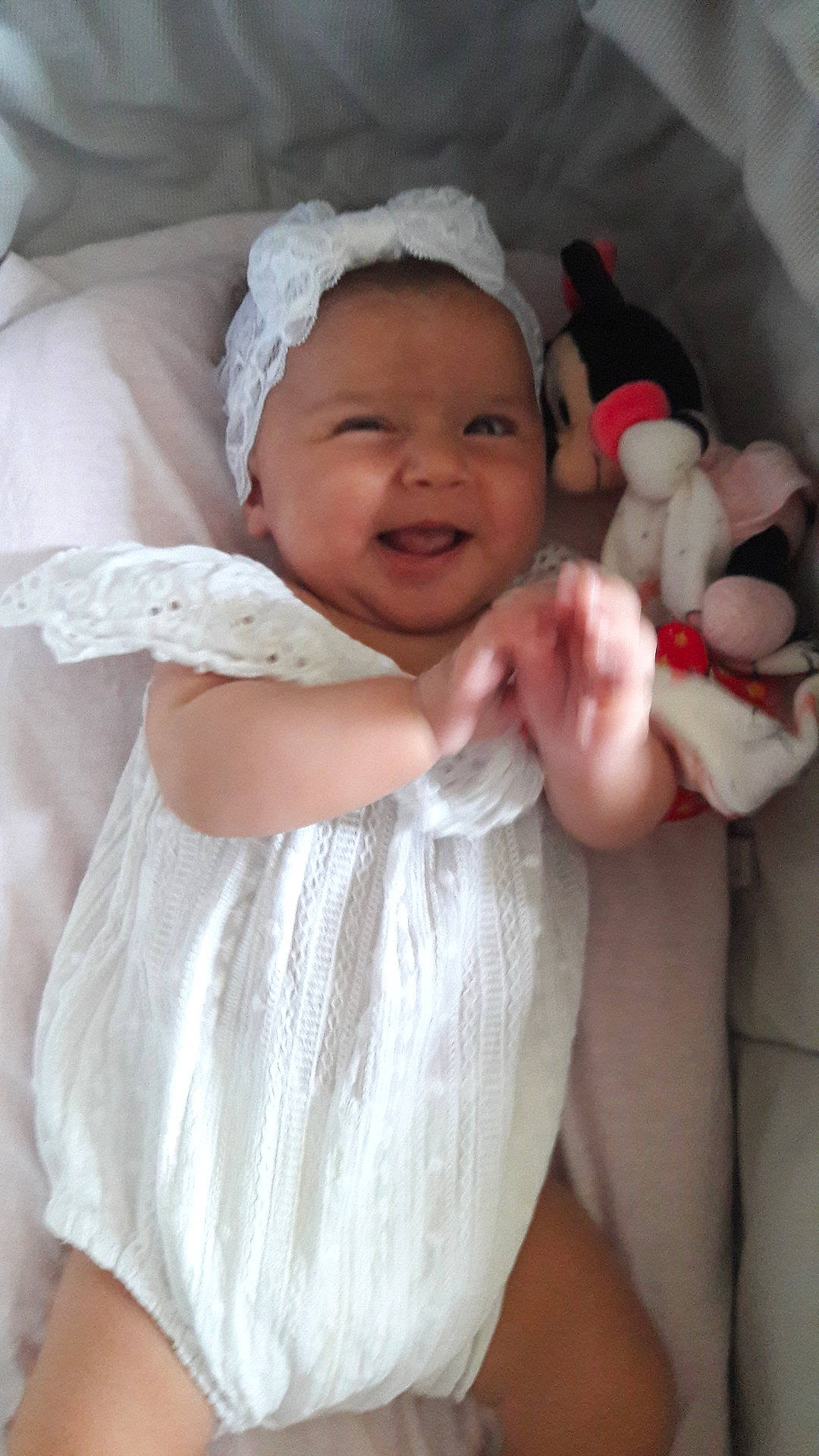 Cassydie participe au concours pour gagner de l'argent avec cette photo : child, finger, girl, hair_accessory, hand, headband, headgear, headpiece, infant, material, product, skin, smile, textile, toddler