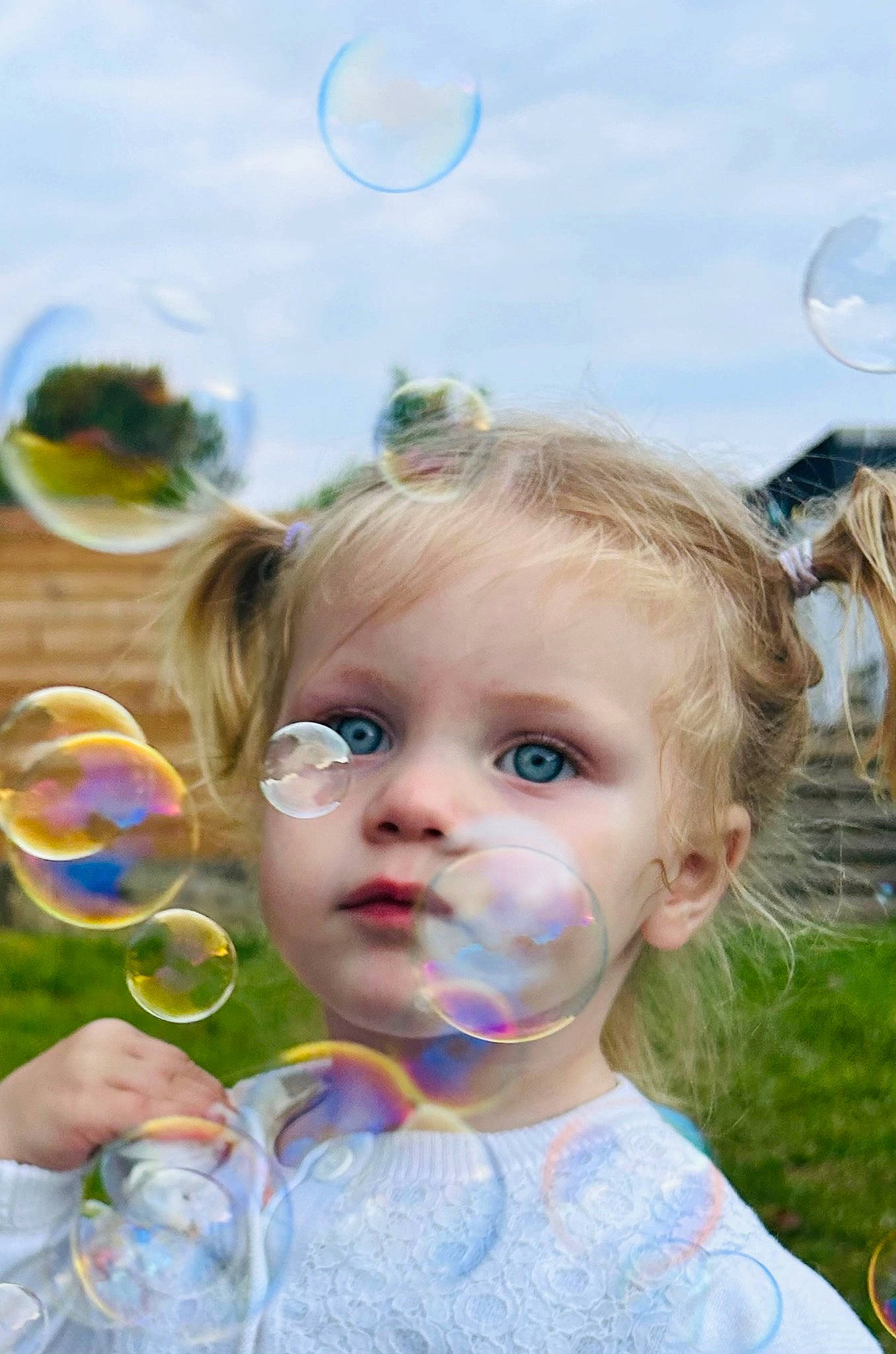 Léana participe au concours pour gagner de l'argent avec cette photo : blond, child, cloud, daytime, drinkware, eyelash, eyewear, fun, grass, happy, iris, leisure, people_in_nature, person, recreation, sky, spring, summer, sunlight, tableware