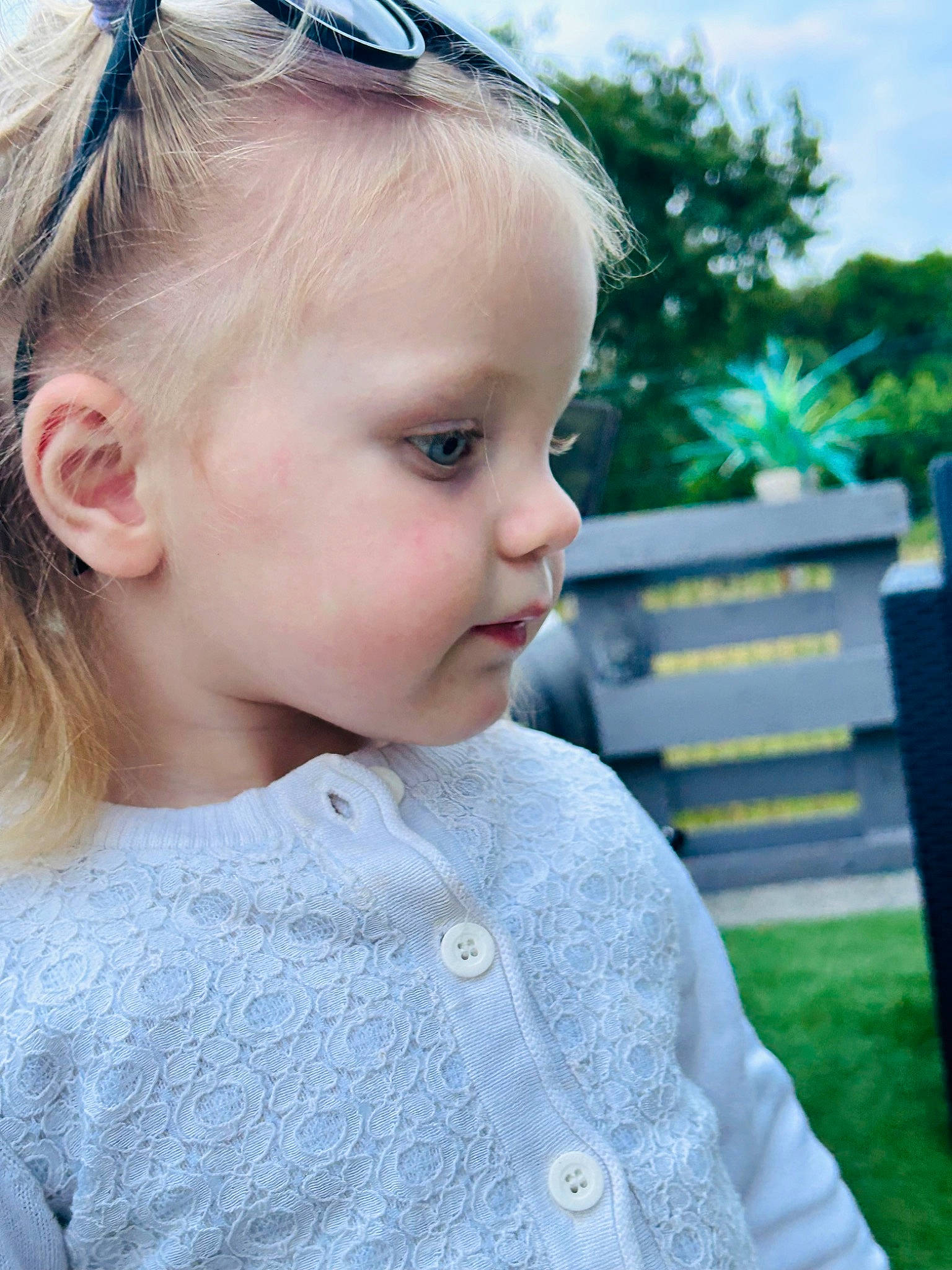 Léana participe au concours pour gagner de l'argent avec cette photo : baby_toddler_clothing, blue, child, chin, electric_blue, eyelash, eyewear, face, goggles, grass, happy, headgear, lip, person, plant, skin, sky, sleeve, sunglasses, toddler