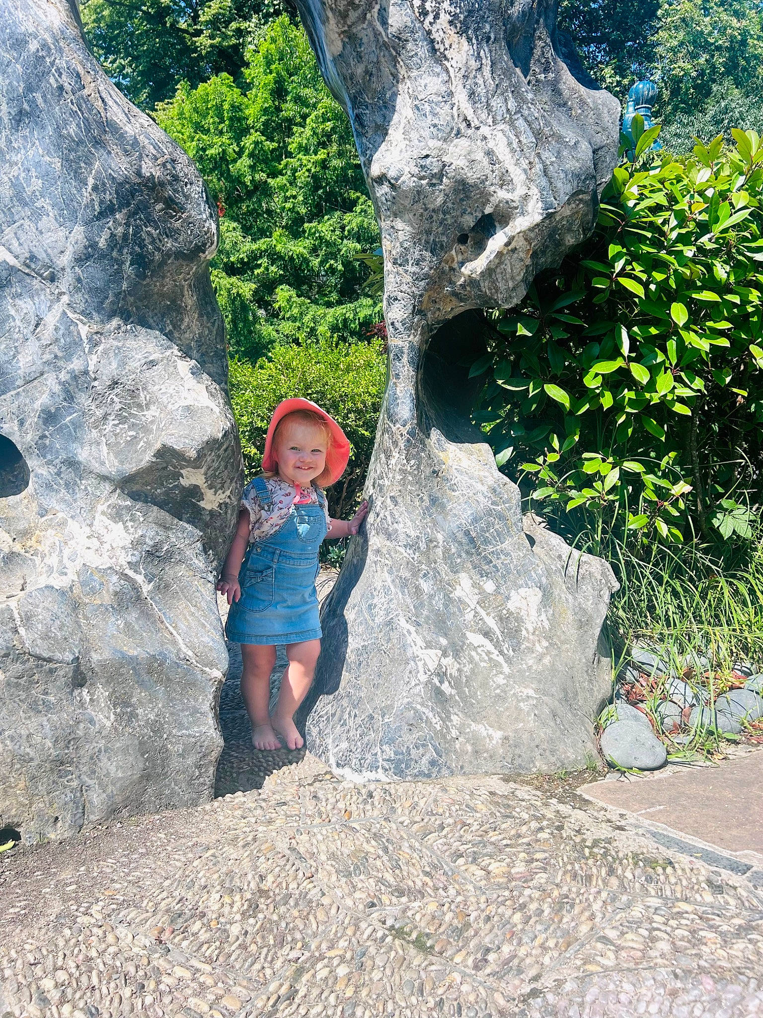 Léana a rejoint le concours — aidez-le/la à gagner de superbes lots ! adventure, bedrock, formation, fun, geology, joy, landscape, leaf, leisure, outcrop, people_in_nature, person, plant, recreation, rock, spring, toddler, tourism, travel, tree
