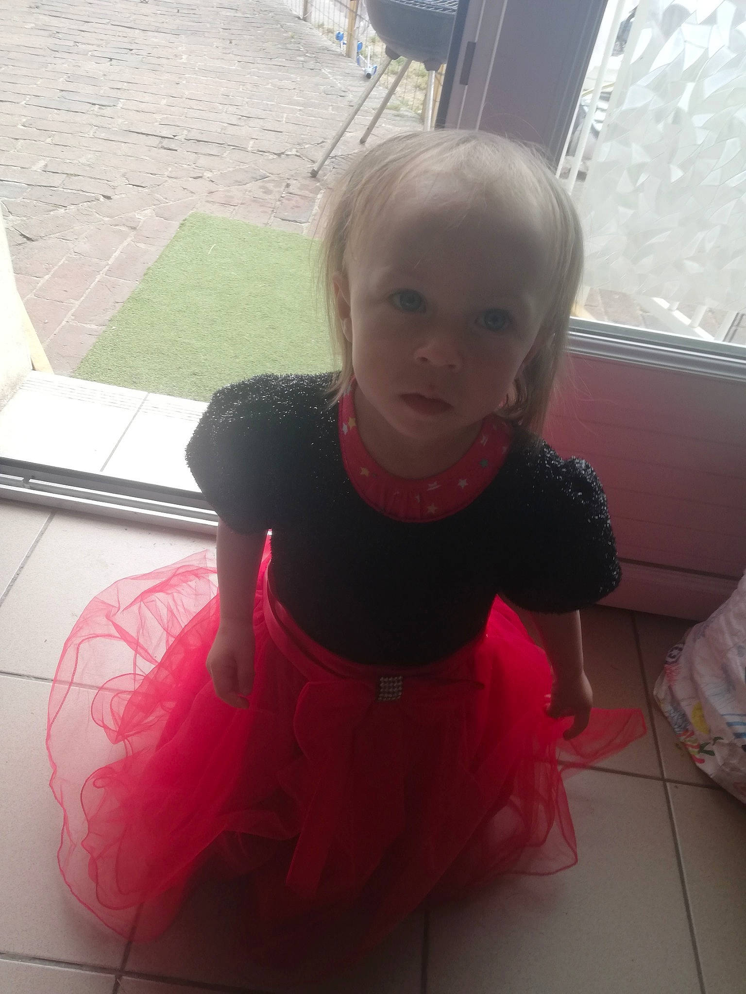 Morganne a rejoint le concours — aidez-le/la à gagner de superbes lots ! baby_toddler_clothing, blond, carmine, child, cool, dress, eye, face, floor, flooring, fun, happy, magenta, material_property, person, pink, sitting, sleeve, t_shirt, tints_and_shades