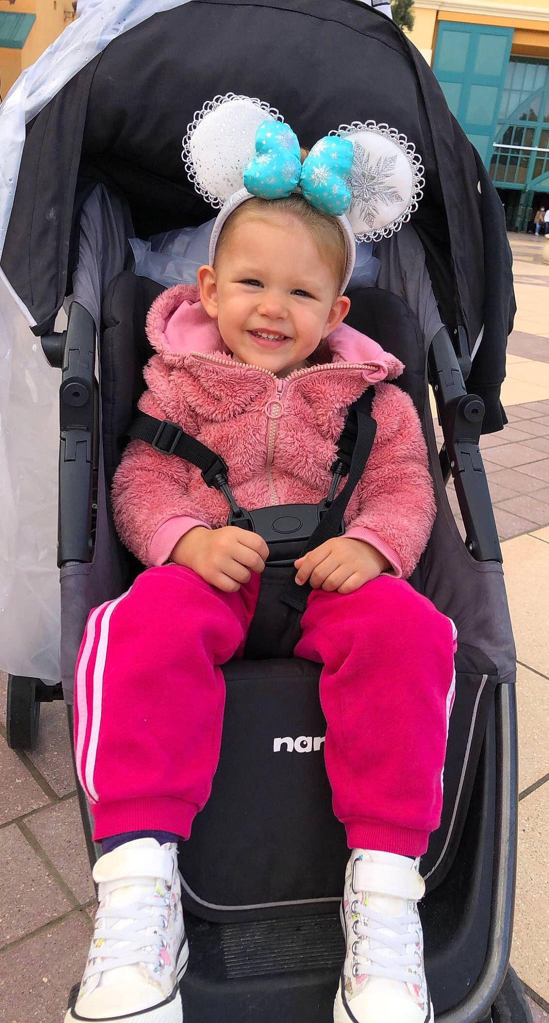 Kaylee a rejoint le concours — aidez-le/la à gagner de superbes lots ! baby, baby_carriage, baby_toddler_clothing, beauty, black, blue, child, fun, happy, joy, magenta, people, person, photograph, pink, product, purple, red, smile, toddler