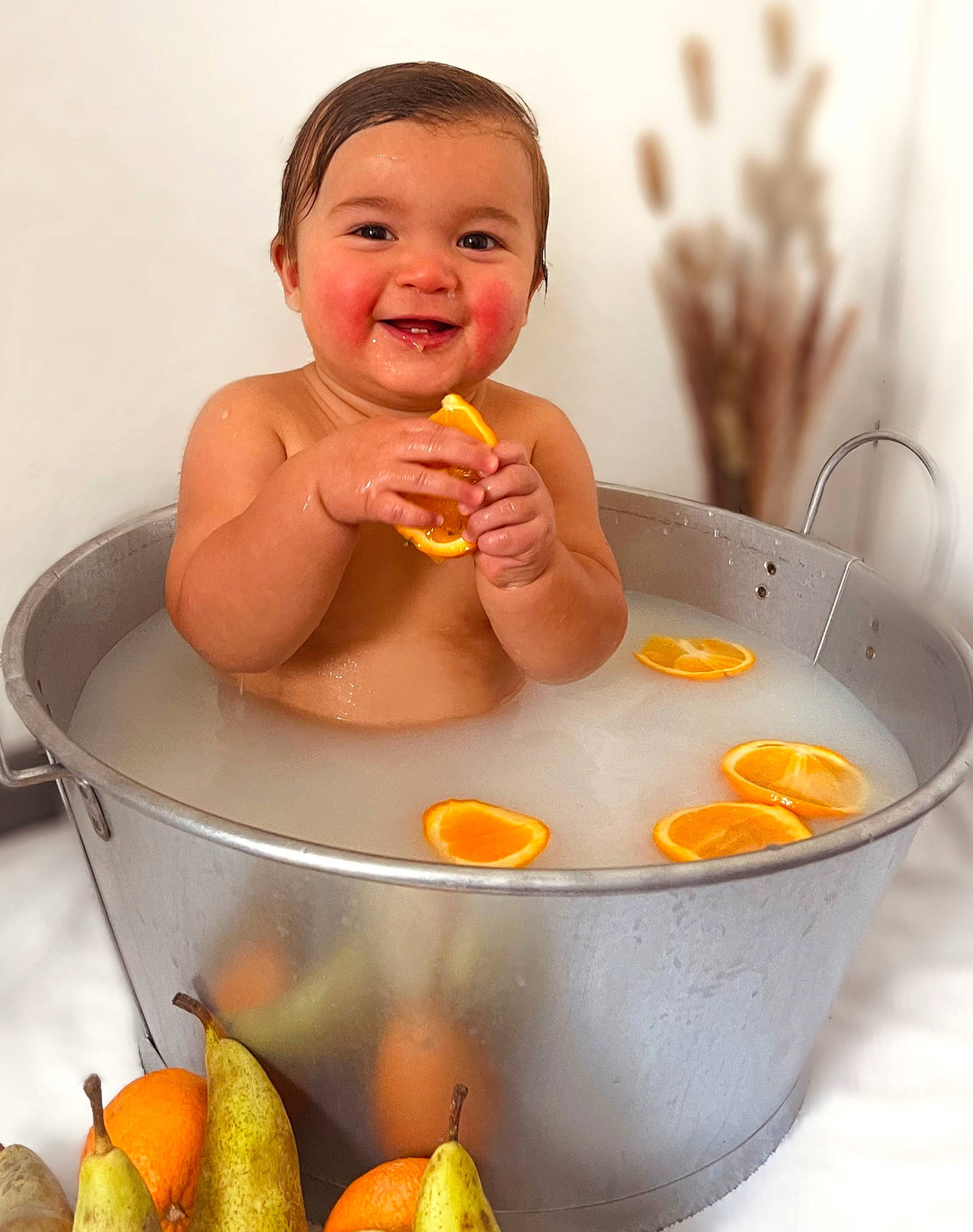 Kelyan participe au concours pour gagner de l'argent avec cette photo : arm, baby, baby_bathing, bathing, cooking, food_craving, fruit, gesture, hand, happy, ingredient, joy, natural_foods, orange, person, plant, smile, stomach, sweetness, tableware