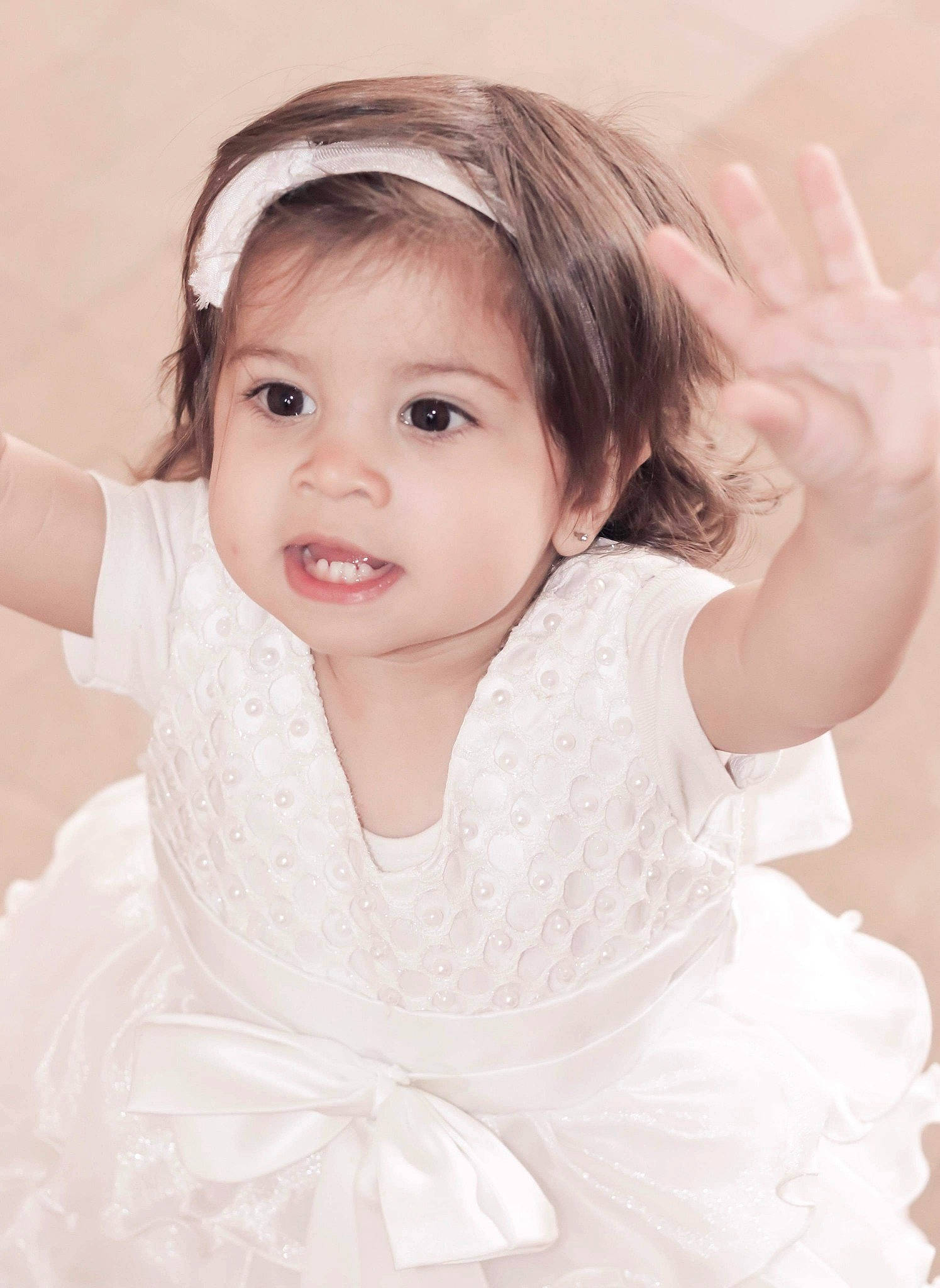 Emma a rejoint le concours — aidez-le/la à gagner de superbes lots ! baby, beauty, child, child_model, dress, eye, fashion_accessory, hair, hair_accessory, hairstyle, happy, headpiece, long_hair, person, photography, portrait, skin, smile, toddler, white