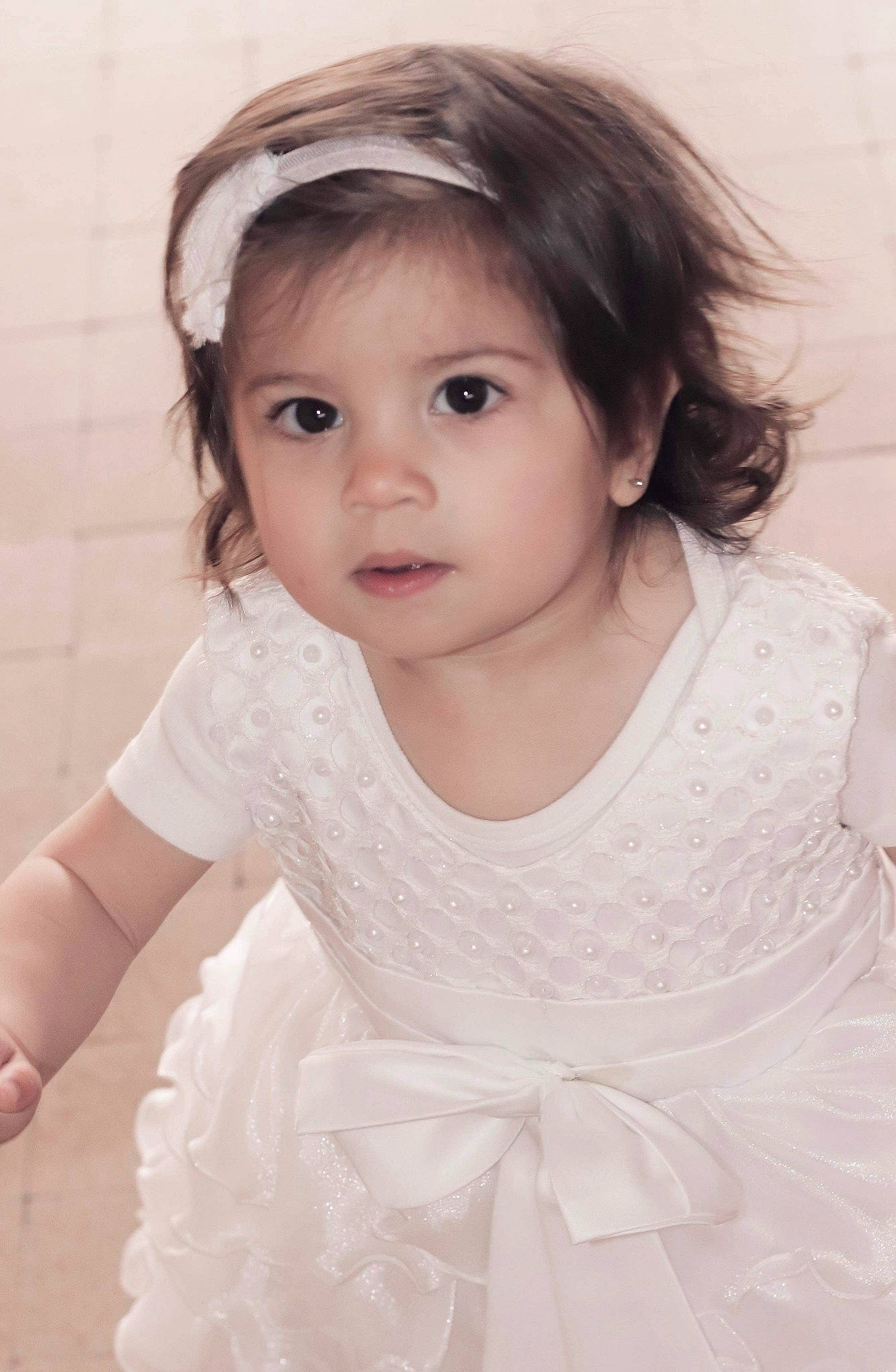 Emma a rejoint le concours — aidez-le/la à gagner de superbes lots ! baby, beauty, cheek, child, child_model, chin, dress, eye, face, hair, hair_accessory, hairstyle, headpiece, lip, long_hair, person, photography, skin, smile, toddler