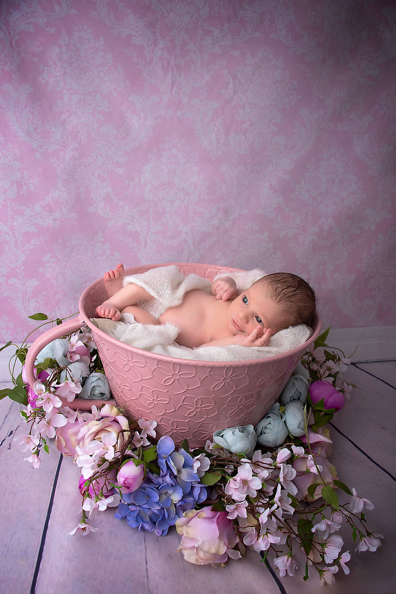 Rose a rejoint le concours — aidez-le/la à gagner de superbes lots ! baby, baby_products, baby_sleeping, bathing, bathtub, comfort, flower, flower_arranging, grass, happy, infant_bed, linens, magenta, person, petal, pink, plant, purple, sitting, toddler