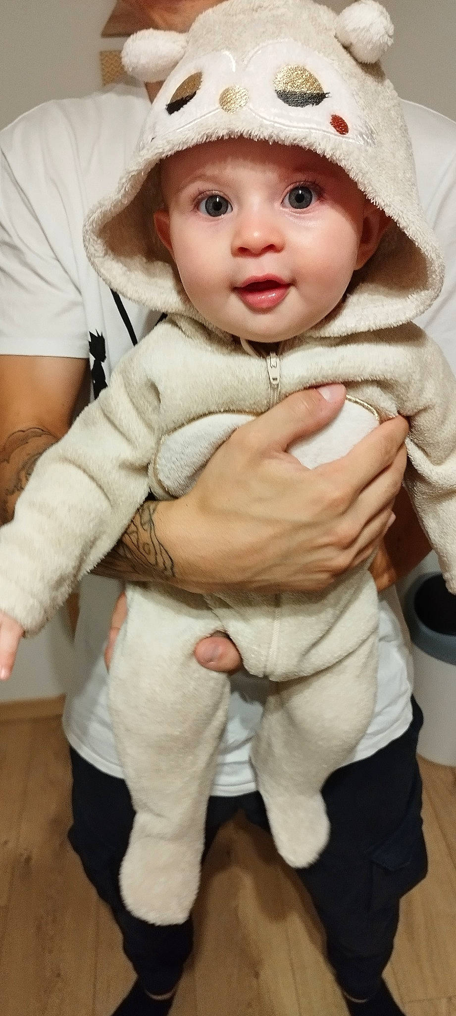 Rose a rejoint le concours — aidez-le/la à gagner de superbes lots ! abdomen, baby, baby_toddler_clothing, cap, cheek, child, eye, eyelash, finger, fur, gesture, happy, headwear, iris, nose, person, skin, sleeve, smile, thumb