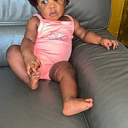 Majalys participe au concours pour gagner de l'argent avec cette photo : toddler, baby, afro, pink_onesie, couch, leather, child, indoor, skin, foot, hand, curious, sitting, comfortable, expression, young_child, casual, relaxed, furniture, home
