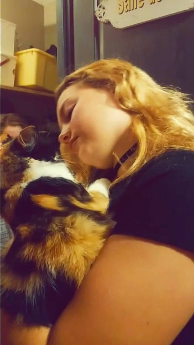 Blanche a rejoint le concours — aidez-le/la à gagner de superbes lots ! blond, brown_hair, canidae, carnivore, companion_dog, ear, fawn, fur, hair, lady, long_hair, mouth, neck, puppy, puppy_love, selfie