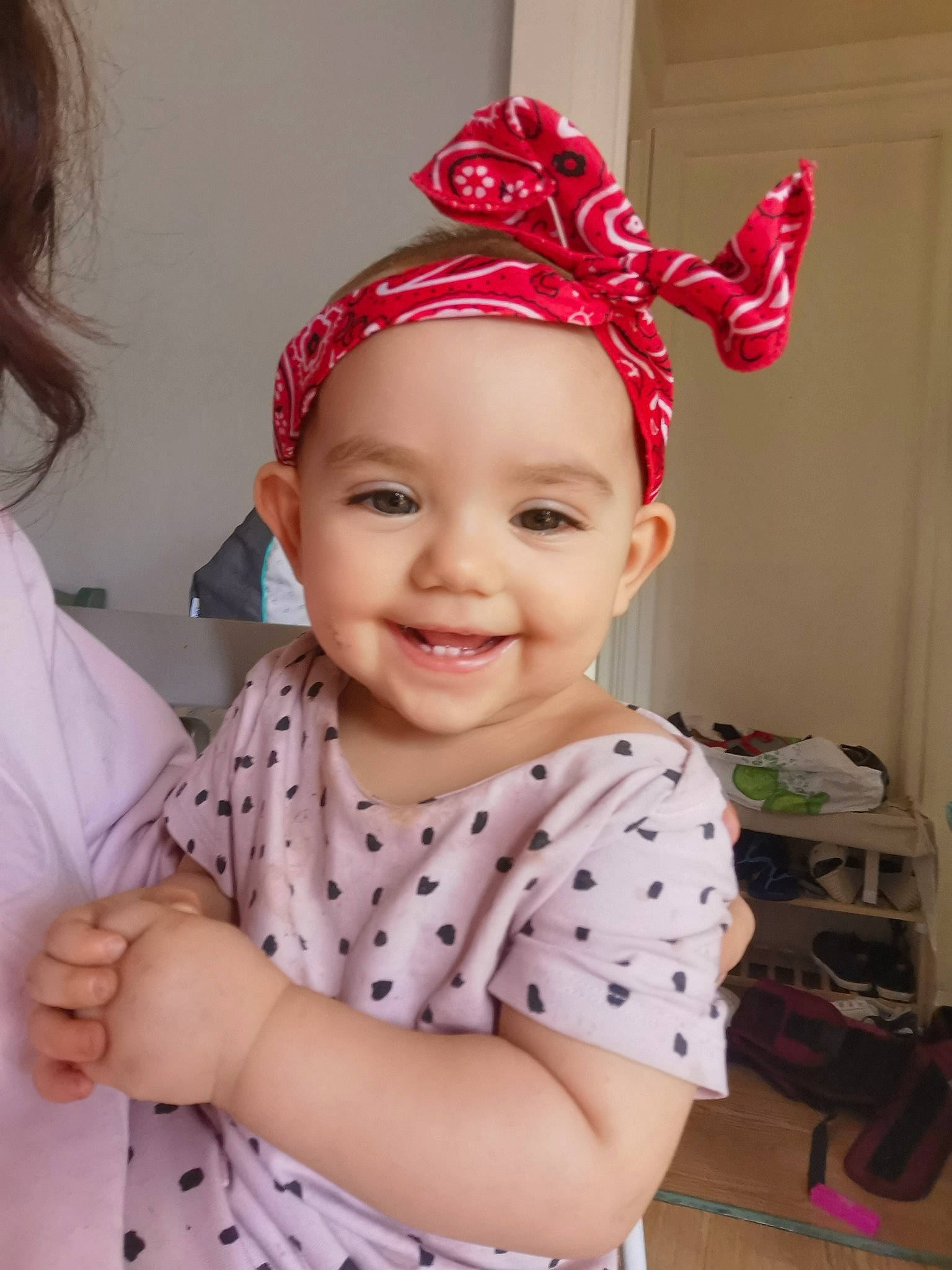 Alice participe au concours pour gagner de l'argent avec cette photo : baby_toddler_clothing, cap, clothing, costume_hat, eye, fun, hair, happy, headband, headpiece, headwear, human_body, joy, luggage_and_bags, magenta, neck, party_supply, person, pink, skin