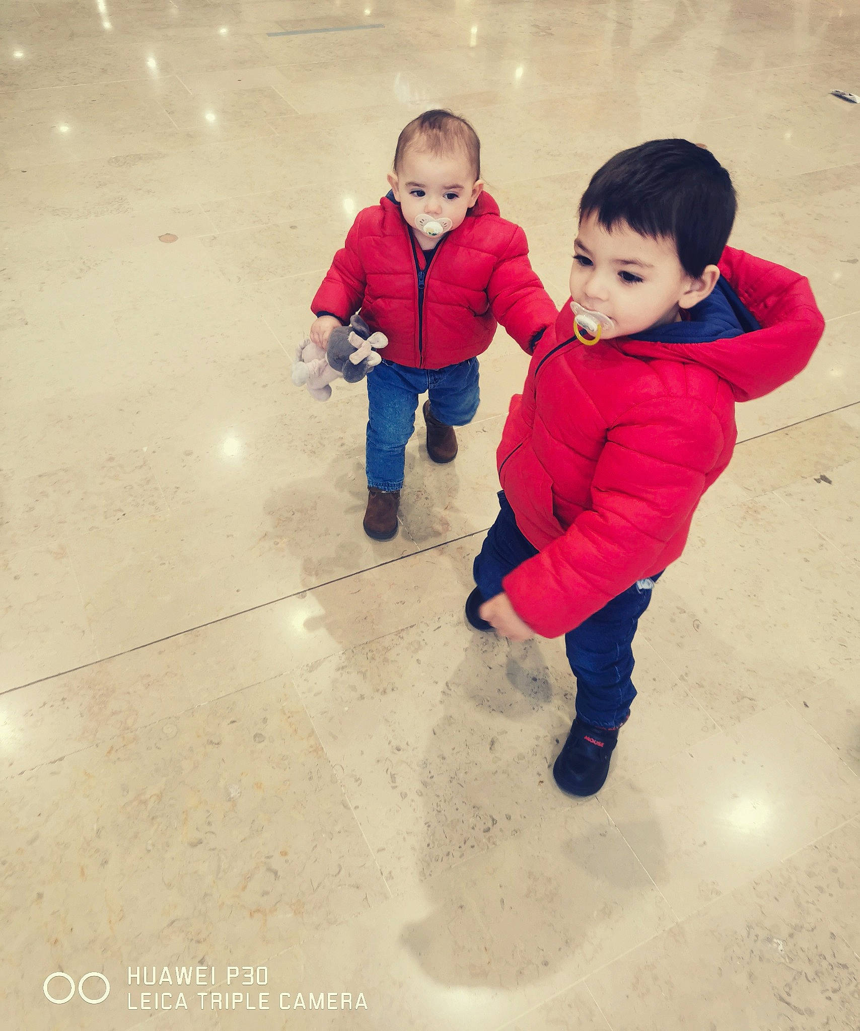 Alice a rejoint le concours — aidez-le/la à gagner de superbes lots ! baby, baby_toddler_clothing, child, flooring, fun, gesture, happy, head, human_body, jeans, leg, leisure, outerwear, people_in_nature, person, playing_with_kids, recreation, sleeve, smile, standing