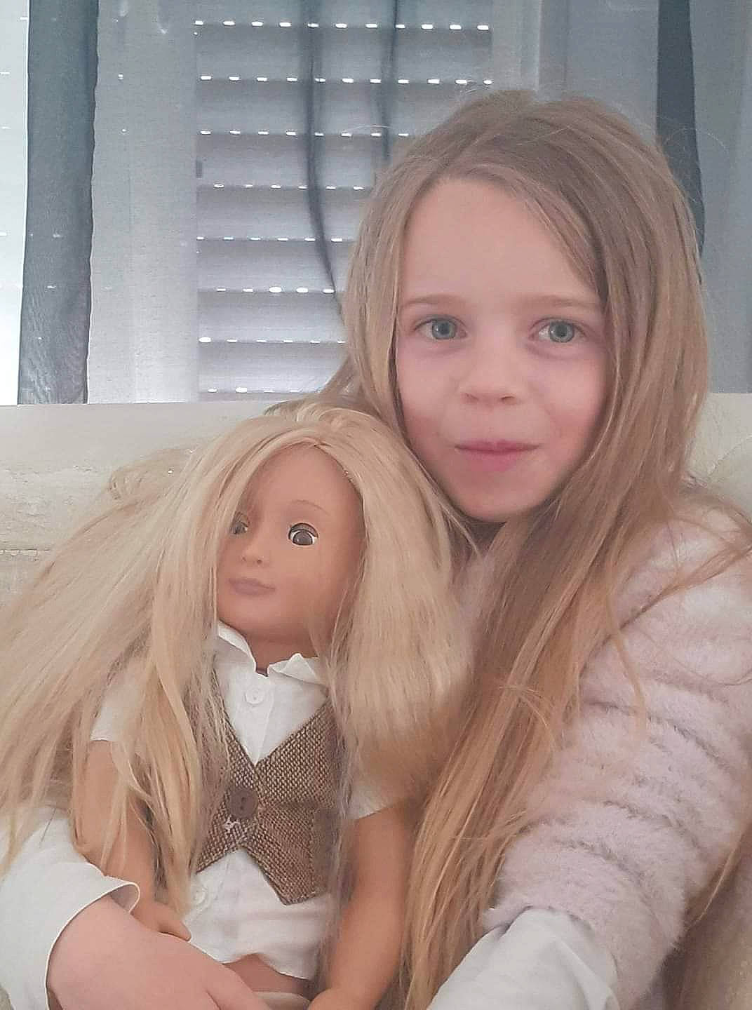 Lena a rejoint le concours — aidez-le/la à gagner de superbes lots ! cheek, doll, eyelash, facial_expression, fawn, gesture, hairstyle, happy, head, human, iris, layered_hair, lip, mammal, mouth, nose, person, skin, smile, vertebrate