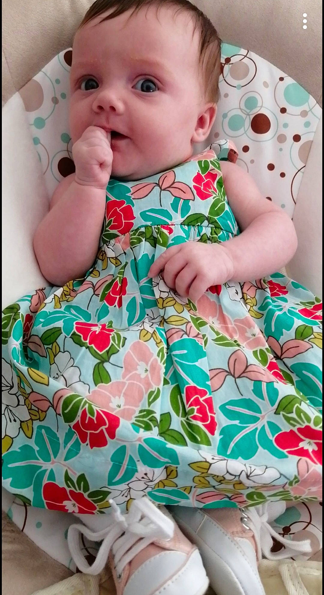 Théa a rejoint le concours — aidez-le/la à gagner de superbes lots ! arm, baby, baby_toddler_clothing, cheek, clothing, collar, dress, flower, green, hand, outerwear, pattern, person, photograph, pink, product, skin, sleeve, textile, toddler