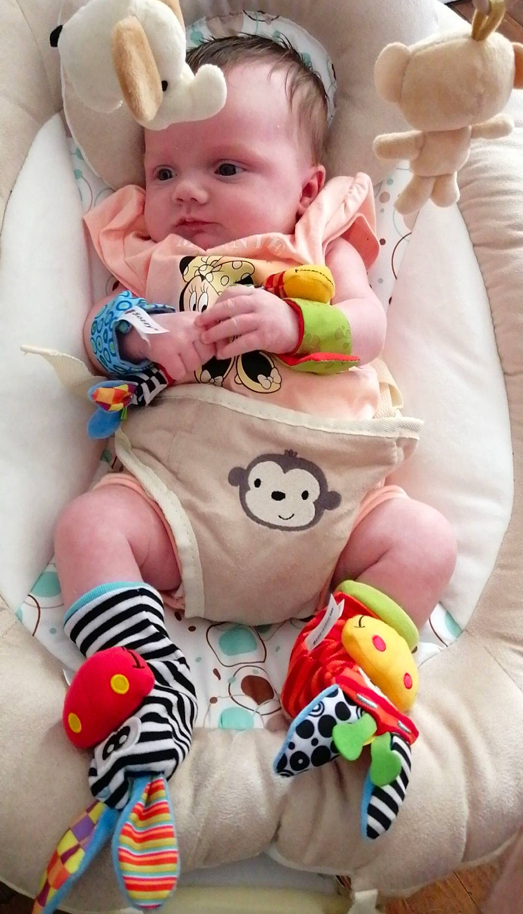 Théa a rejoint le concours — aidez-le/la à gagner de superbes lots ! baby, baby_products, baby_sleeping, baby_toddler_clothing, cheek, child, comfort, finger, green, happy, orange, person, pink, product, skin, stuffed_toy, textile, toddler, toy, white