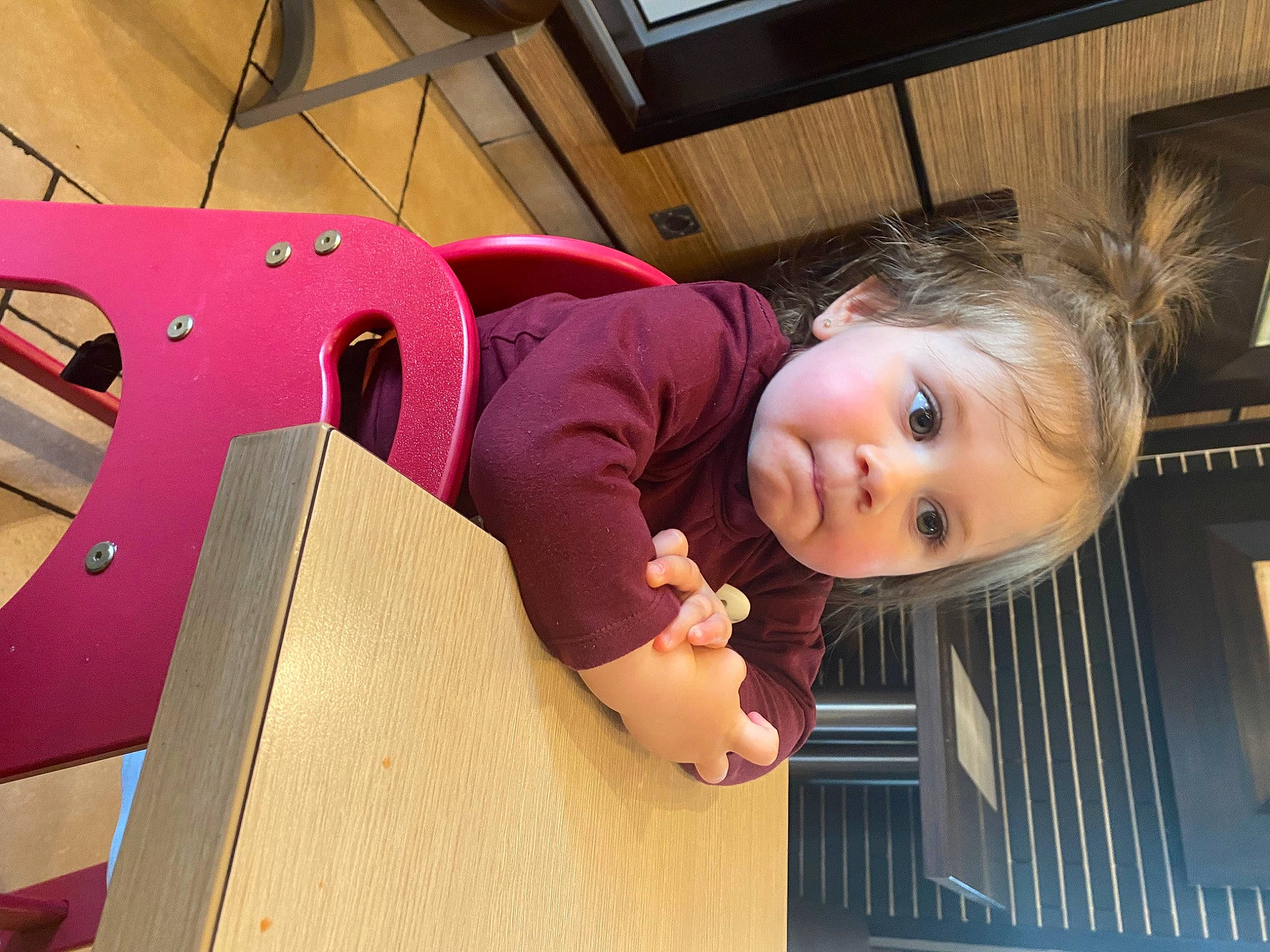 Mara a rejoint le concours — aidez-le/la à gagner de superbes lots ! baby, baby_toddler_clothing, child, finger, floor, flooring, fun, happy, hardwood, home_appliance, leisure, mammal, person, product, room, skin, smile, standing, television, toddler