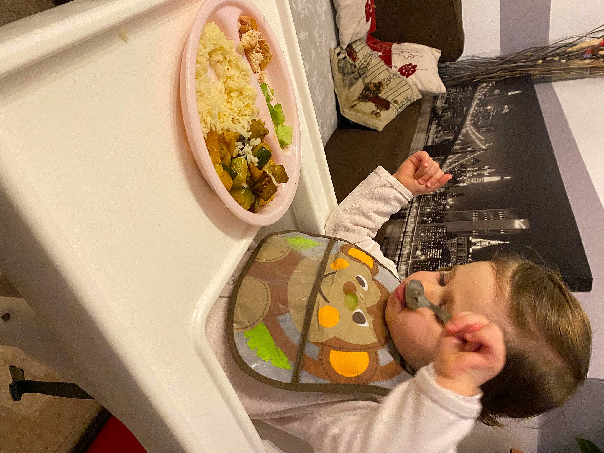 Mara participe au concours pour gagner de l'argent avec cette photo : art, bowl, chair, comfort_food, cooking, cuisine, design, dish, dishware, eyewear, finger, finger_food, food, ingredient, interior_design, person, plate, recipe, tableware, toddler