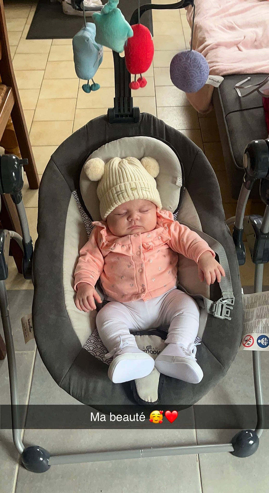 Ema a rejoint le concours — aidez-le/la à gagner de superbes lots ! auto_part, baby, baby_carriage, baby_products, baby_safety, baby_toddler_clothing, car_seat, child, comfort, headwear, health_care, hospital, medical, medical_equipment, motor_vehicle, person, personal_protective_equipment, product, service, sitting