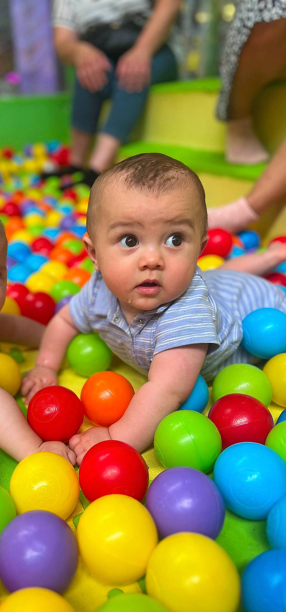 Natéo a rejoint le concours — aidez-le/la à gagner de superbes lots ! baby, baby_playing_with_toys, ball, ball_pit, beauty, black, child, close_up, community, facial_expression, fun, happy, leisure, people, person, photograph, product, red, snapshot, surprise