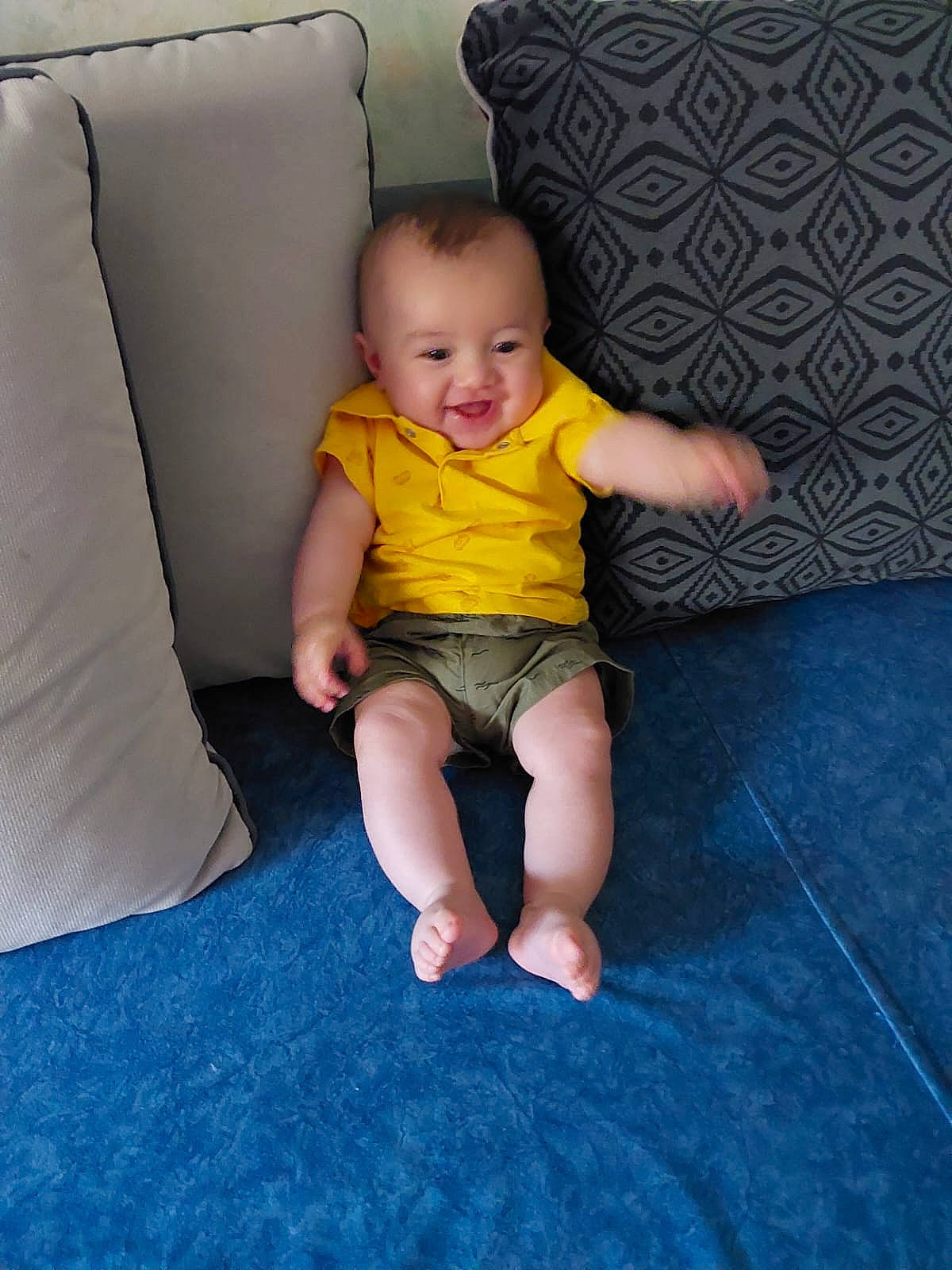 Natéo participe au concours pour gagner de l'argent avec cette photo : arm, baby, baby_toddler_clothing, chair, cheek, comfort, couch, eye, finger, floor, flooring, furniture, hand, head, leg, person, skin, sleeve, smile, t_shirt