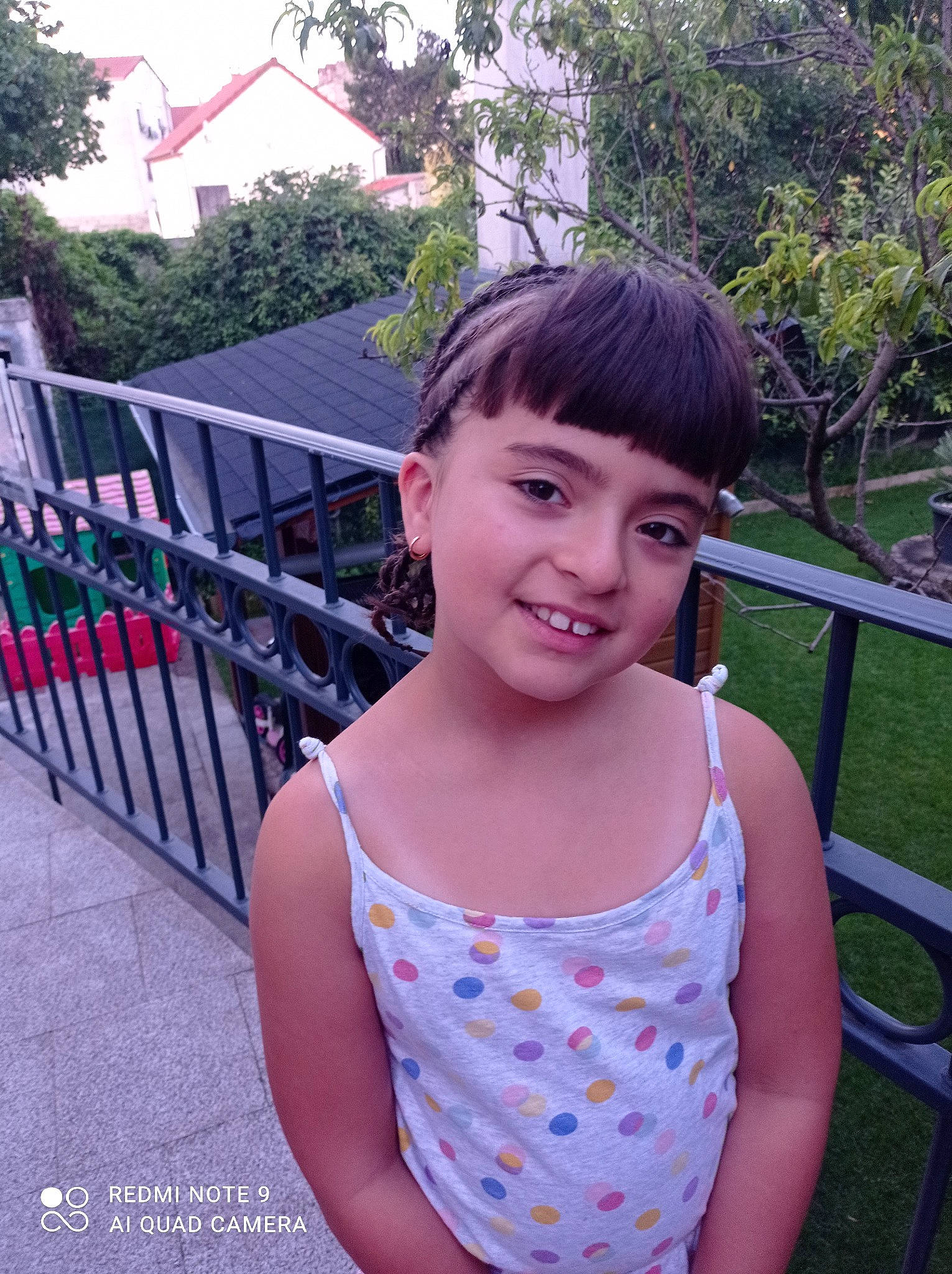 Lisa participe au concours pour gagner de l'argent avec cette photo : baby_toddler_clothing, bangs, beauty, child, electric_blue, fun, grass, happy, joy, leisure, magenta, neck, organ, pattern, person, pink, plant, recreation, smile, summer