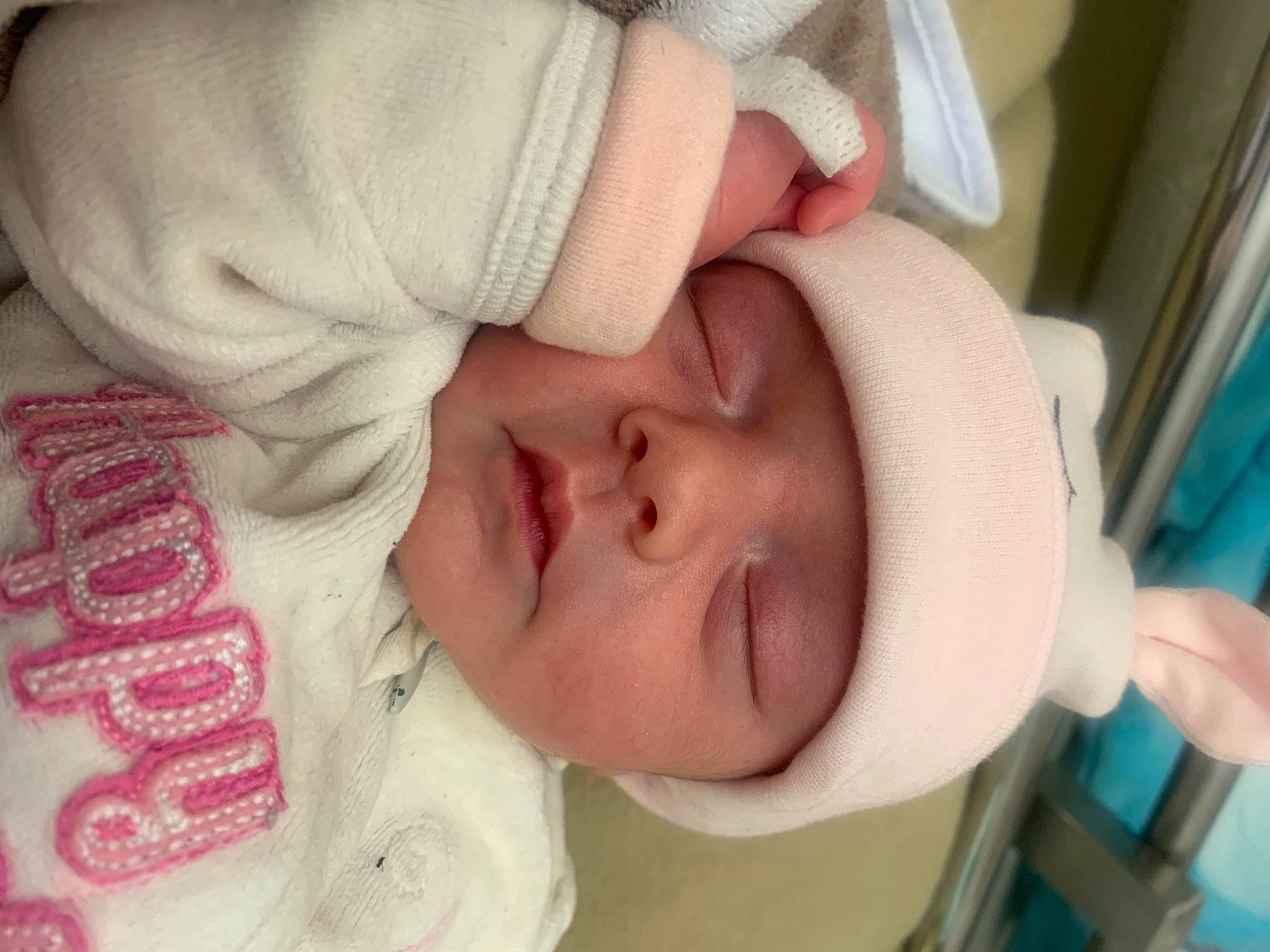Alessia participe au concours pour gagner de l'argent avec cette photo : baby, baby_products, baby_sleeping, baby_toddler_clothing, cheek, child, comfort, ear, eyebrow, eyelash, finger, hat, headgear, headwear, iris, lip, mouth, nose, person, pink
