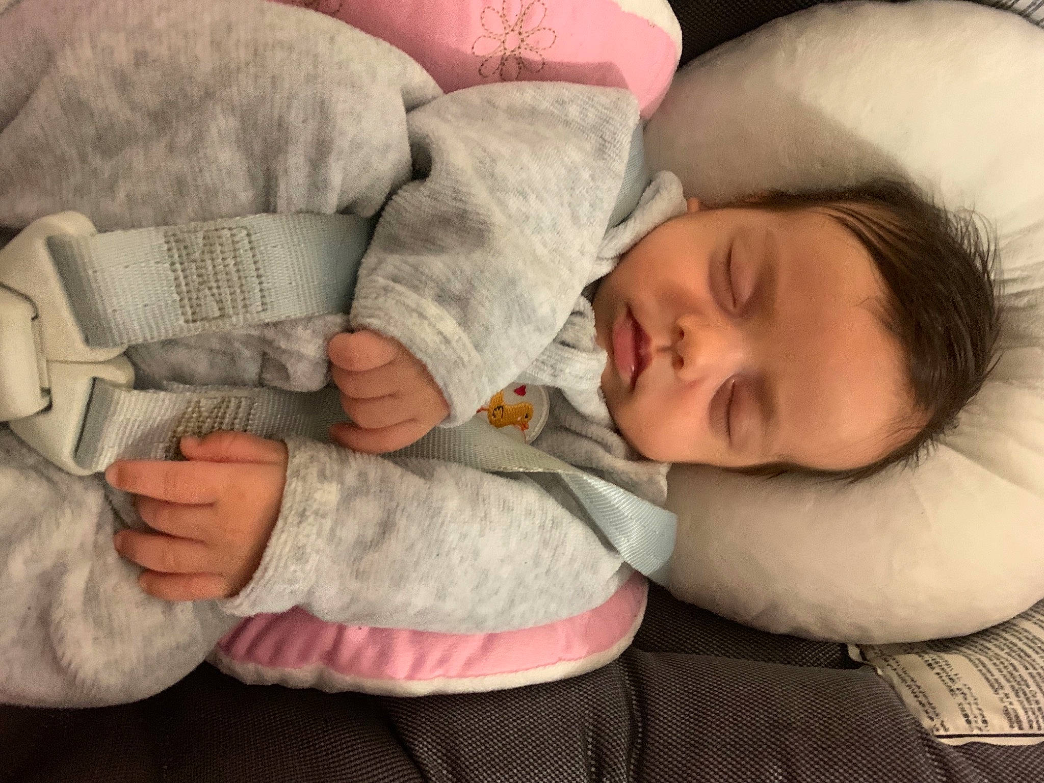 Alessia a rejoint le concours — aidez-le/la à gagner de superbes lots ! arm, baby, baby_sleeping, baby_toddler_clothing, cheek, comfort, eye, finger, gesture, hand, headgear, human_body, joint, mammal, mouth, nose, person, skin, sleeve, toddler