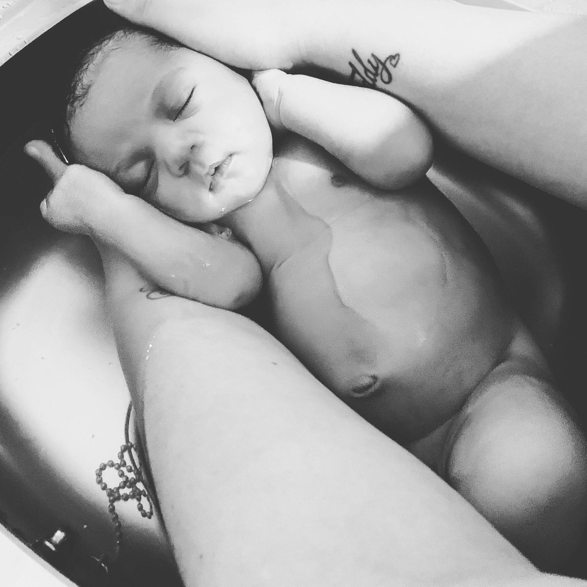 Milyah a rejoint le concours — aidez-le/la à gagner de superbes lots ! black, black_and_white, chest, comfort, elbow, eye, hand, head, human_body, knee, leg, lip, mouth, muscle, neck, person, skin, style, thigh, trunk