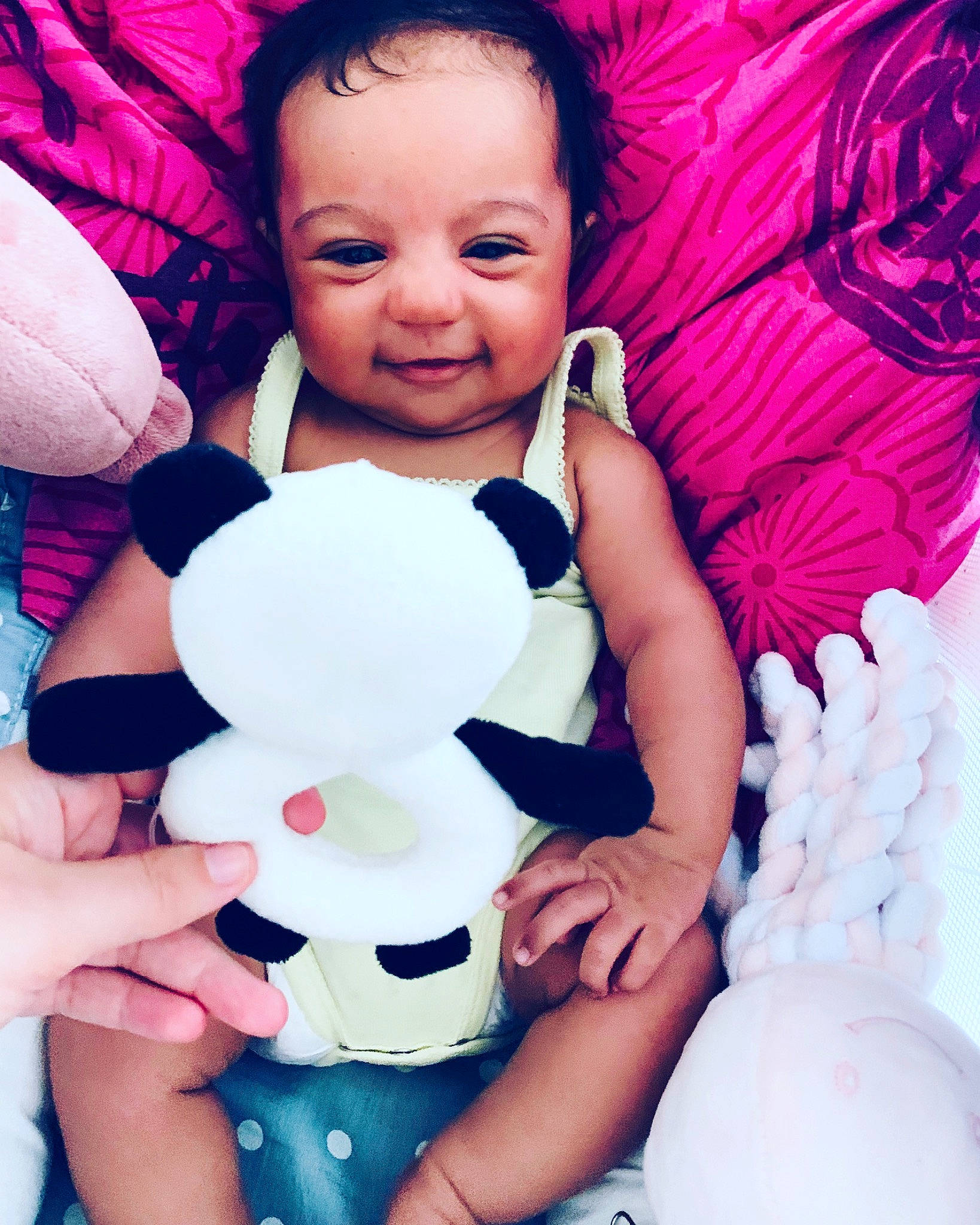 Milyah a rejoint le concours — aidez-le/la à gagner de superbes lots ! baby_toddler_clothing, blue, cheek, face, facial_expression, finger, flash_photography, gesture, hand, happy, human, light, nose, person, photograph, product, skin, sleeve, smile, textile