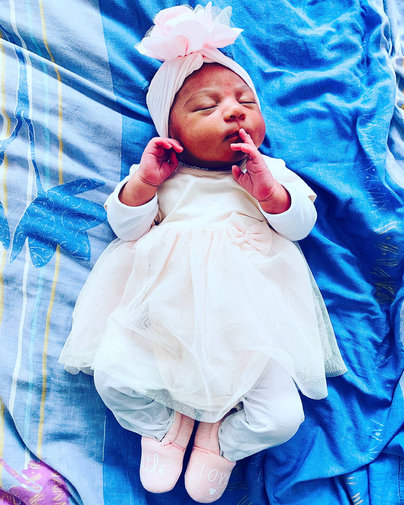 Milyah a rejoint le concours — aidez-le/la à gagner de superbes lots ! arm, baby, baby_toddler_clothing, blue, child, dress, face, finger, gesture, happy, hat, headwear, human_body, linens, nail, person, pink, skin, sleeve, textile