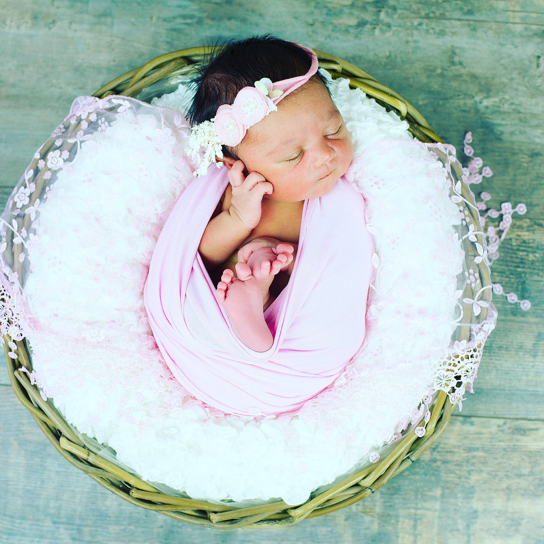 Milyah participe au concours pour gagner de l'argent avec cette photo : baby, baby_products, baby_toddler_clothing, baked_goods, cake, child, circle, comfort, dessert, event, fun, happy, leisure, magenta, pattern, person, pink, sugar_cake, sweetness, toddler