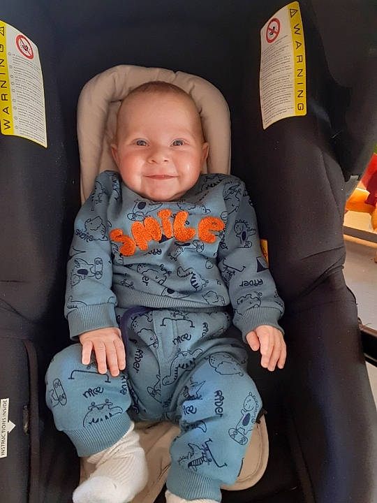 Gabriel participe au concours pour gagner de l'argent avec cette photo : arm, auto_part, baby, baby_toddler_clothing, car_seat, car_seat_cover, child, comfort, finger, fun, happy, joy, lap, leg, person, product, skin, sleeve, smile, t_shirt
