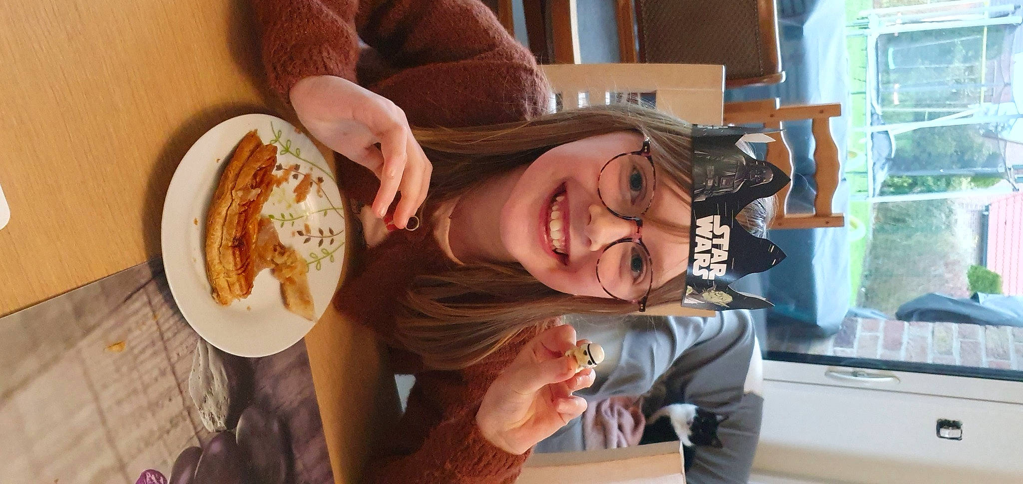 Mathilde a rejoint le concours — aidez-le/la à gagner de superbes lots ! bangs, child, comfort_food, cuisine, dish, eyewear, fashion_accessory, food, fun, gesture, hairstyle, happy, hat, headwear, ingredient, jewellery, joy, person, plate, recipe