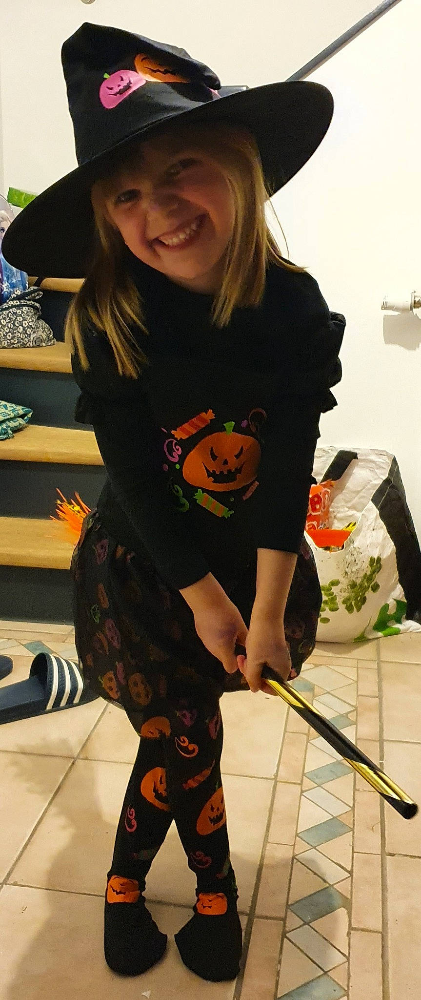 Juliette a rejoint le concours — aidez-le/la à gagner de superbes lots ! baseball_cap, black, cap, costume, fashion_accessory, flooring, fun, headwear, human_leg, joy, knee, pattern, person, sitting, sleeve, smile, t_shirt, thigh, top, vegetable