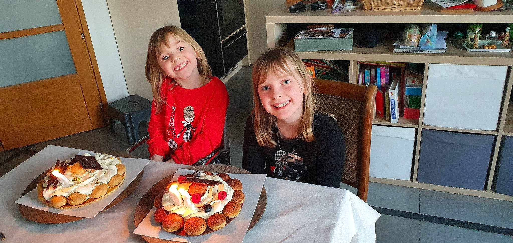 Juliette a rejoint le concours — aidez-le/la à gagner de superbes lots ! baking, cabinetry, chair, cooking, cuisine, dessert, dish, dishware, event, food, ingredient, joy, kitchen_appliance, person, plate, platter, recipe, shelf, shelving, smile