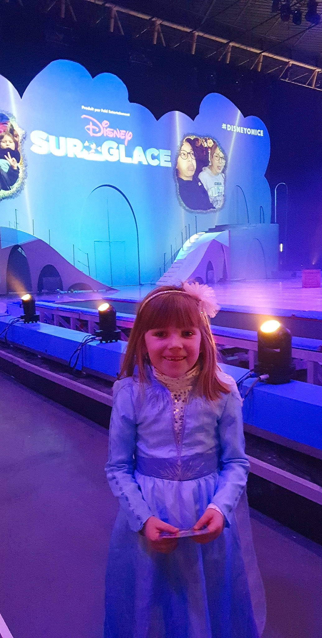 Juliette participe au concours pour gagner de l'argent avec cette photo : automotive_design, beauty, blue, display_device, electric_blue, entertainment, event, fun, joy, leisure, luxury_vehicle, magenta, neon, person, pink, purple, smile, snapshot, toddler, travel