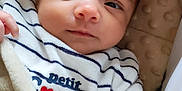 Lisandro a rejoint le concours — aidez-le/la à gagner de superbes lots ! baby, infant, blanket, striped_shirt, clothing, face, hand, cute, soft_texture, portrait, newborn, cozy, expression, indoor, resting, skin, person, small_hand, gaze, warm