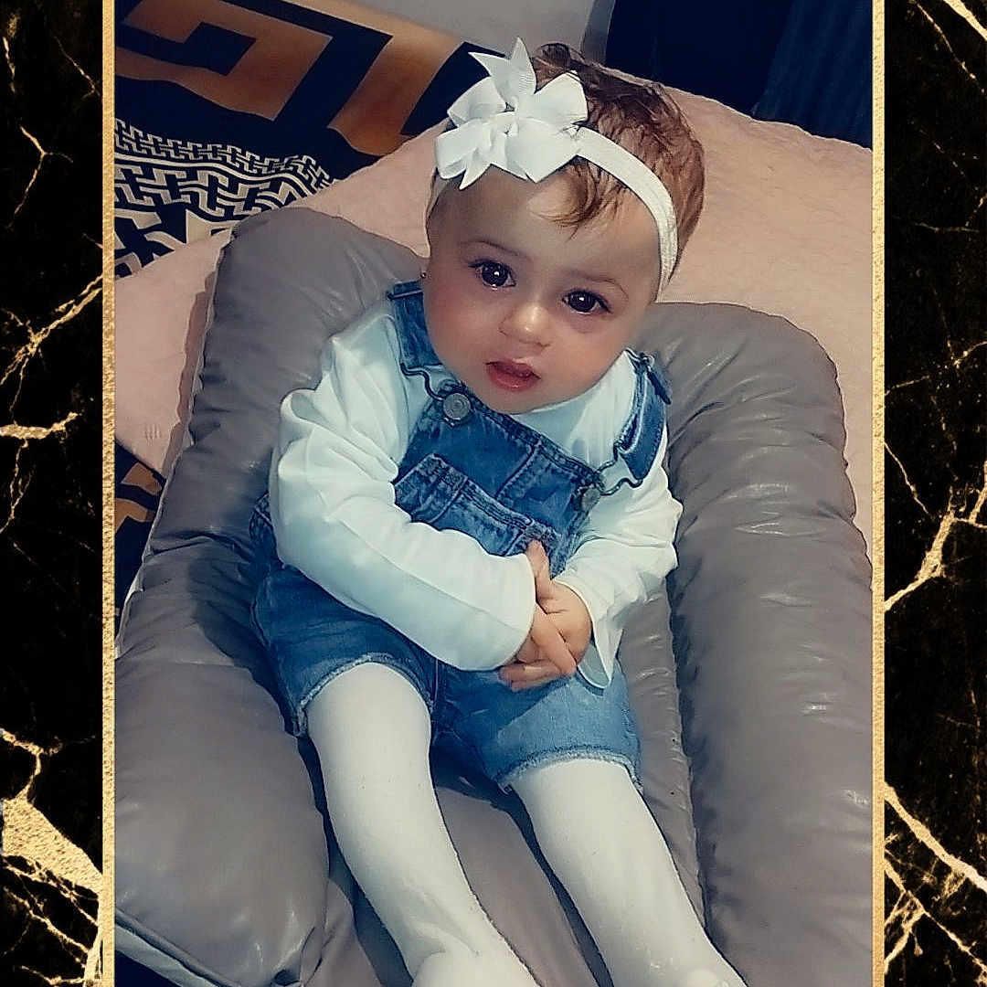 Kathalina a rejoint le concours — aidez-le/la à gagner de superbes lots ! accessories, baby, clothing, costume, couch, cushion, face, furniture, glasses, hat, head, homedecor, hosiery, jeans, pants, person, photography, portrait, shorts, sock