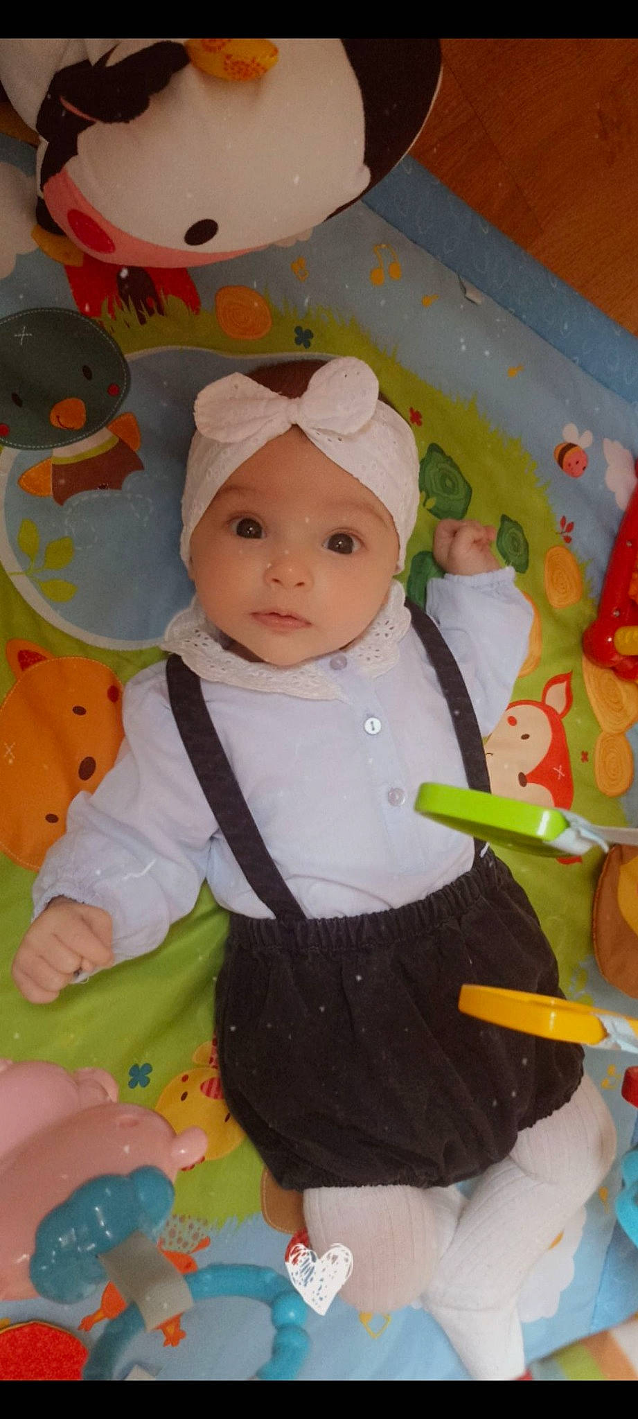 Léana participe au concours pour gagner de l'argent avec cette photo : baby, baby_products, baby_toddler_clothing, baby_toys, cap, cheek, child, eye, face, fun, happy, headwear, linens, pattern, person, room, sitting, skin, sleeve, sock