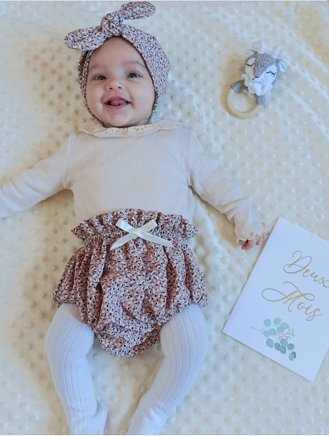 Léana participe au concours pour gagner de l'argent avec cette photo : baby, baby_toddler_clothing, child, clothing, dress, embellishment, eye, fashion_accessory, handwriting, happy, headgear, headwear, outerwear, pattern, person, pink, purple, skin, sleeve, smile