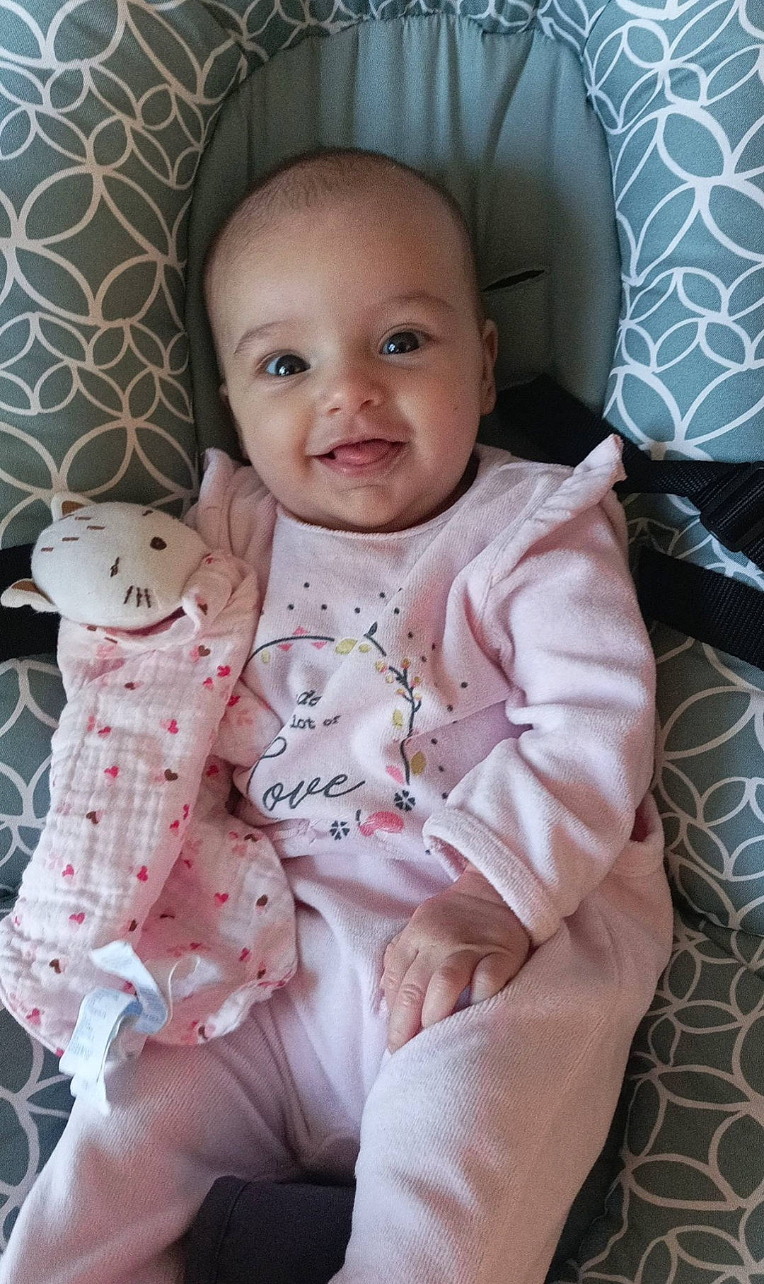 Léana participe au concours pour gagner de l'argent avec cette photo : baby, baby_products, baby_toddler_clothing, bedding, cheek, child, comfort, eye, happy, iris, joy, linens, pattern, person, pink, room, sitting, skin, sleeve, smile