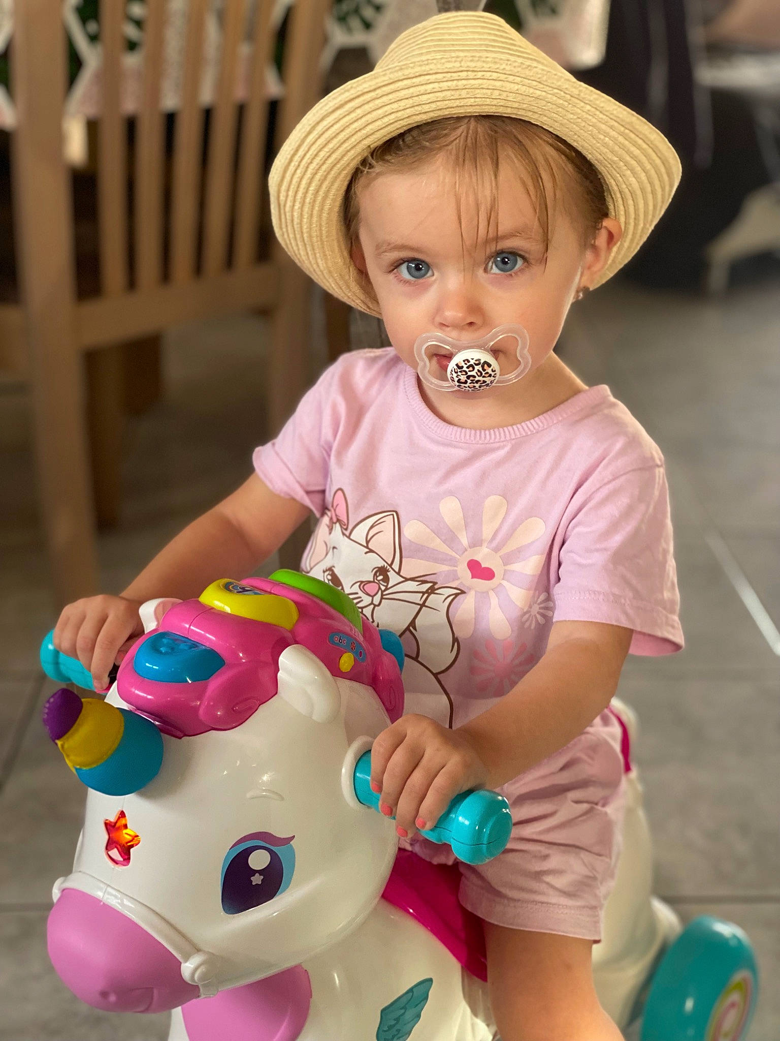 Romy participe au concours pour gagner de l'argent avec cette photo : baby_playing_with_toys, cheek, dress, eye, facial_expression, hairstyle, happy, hat, head, human, iris, nose, organ, person, photograph, product, skin, sun_hat, toy, white