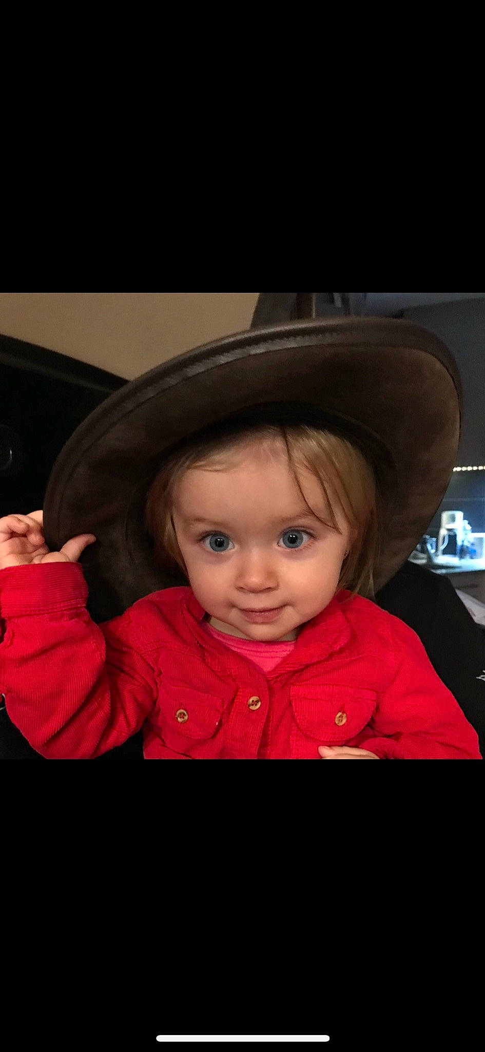 Romy a rejoint le concours — aidez-le/la à gagner de superbes lots ! cheek, eyebrow, eyelash, flash_photography, happy, hat, headgear, headwear, iris, lip, magenta, mouth, nose, person, pink, purple, skin, sleeve, smile, standing