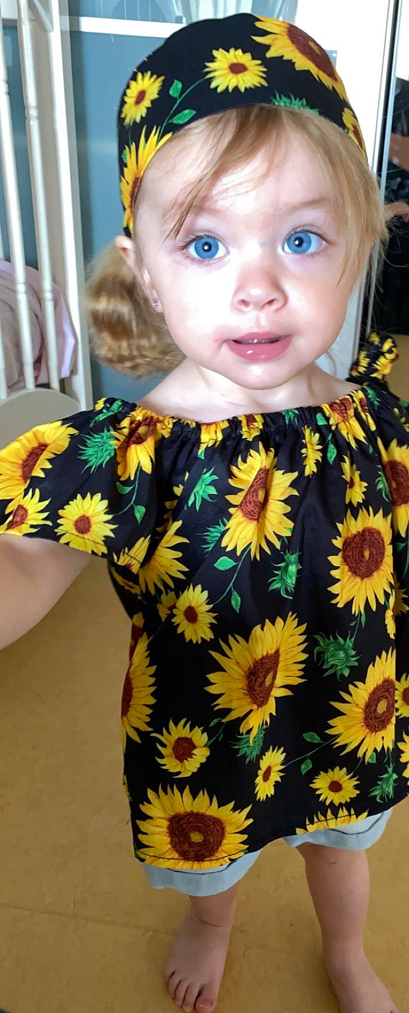 Romy participe au concours pour gagner de l'argent avec cette photo : baby_toddler_clothing, beauty, blue, cool, eye, eyelash, hairstyle, happy, head, neck, orange, outerwear, pattern, person, product, skin, sleeve, t_shirt, toddler, white