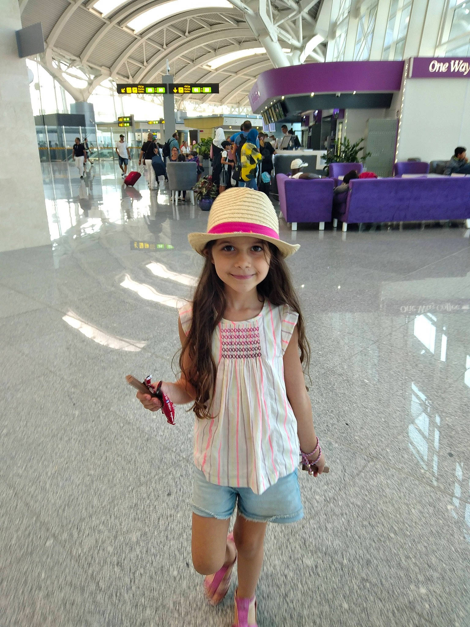 Sarah a rejoint le concours — aidez-le/la à gagner de superbes lots ! child, costume, fashion_accessory, flower, footwear, fun, headgear, headwear, joy, leisure, person, photograph, photography, pink, plant, recreation, skin, smile, snapshot, sun_hat