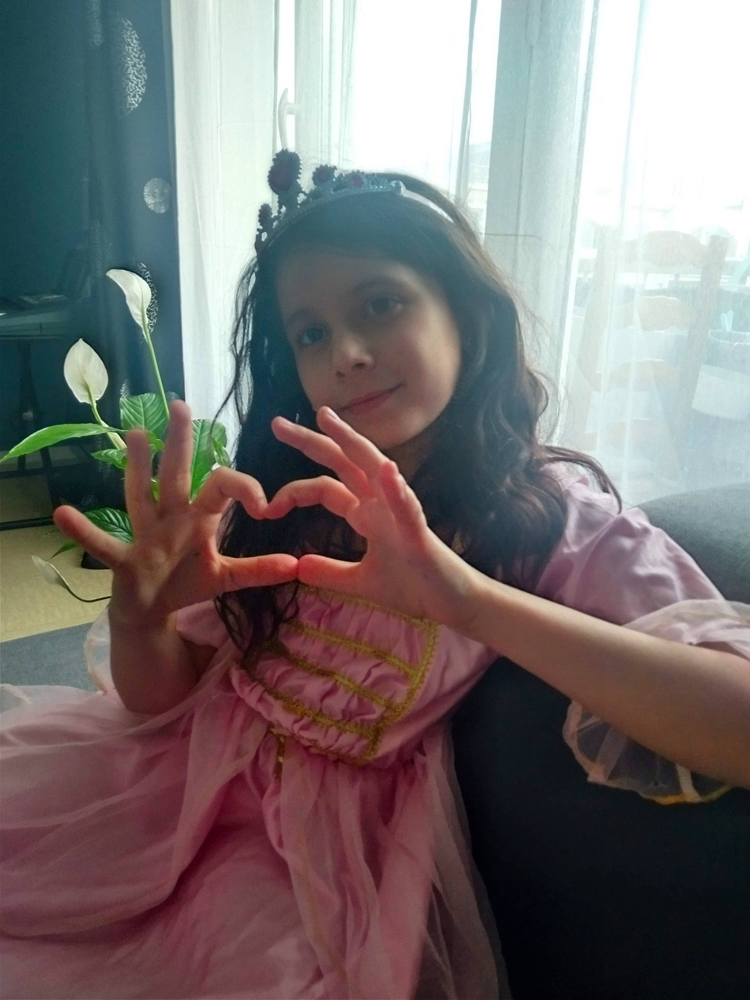 Alicia participe au concours pour gagner de l'argent avec cette photo : beauty, black_hair, dress, finger, flower, gesture, hand, joy, long_hair, nail, organism, person, photography, pink, plant, selfie, skin, thumb