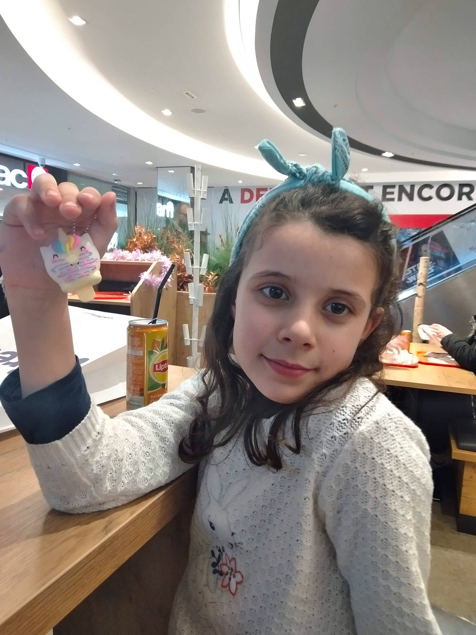 Alicia a rejoint le concours — aidez-le/la à gagner de superbes lots ! child, ear, finger, fun, hair, hair_coloring, hairstyle, hand, joy, lip, long_hair, person, selfie