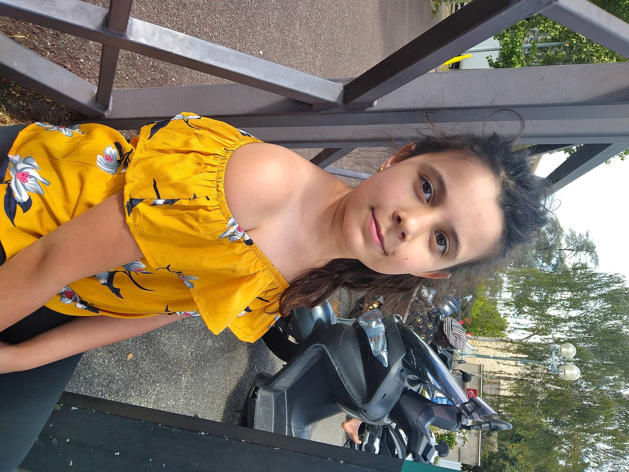 Alicia participe au concours pour gagner de l'argent avec cette photo : costume, person, photo_shoot, photography, smile, yellow