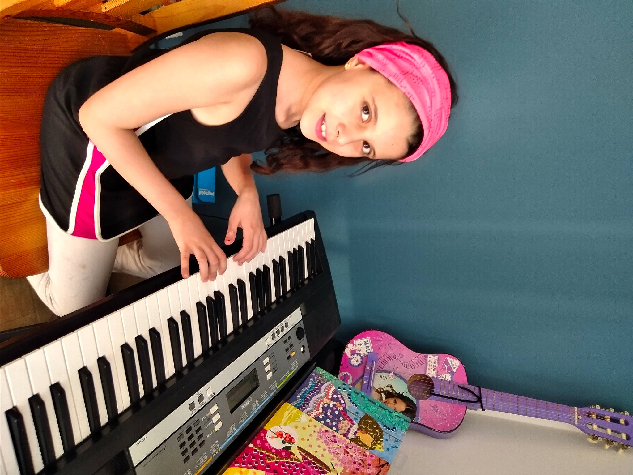 Alicia a rejoint le concours — aidez-le/la à gagner de superbes lots ! computer, computer_component, digital_piano, electric_piano, electronic_device, electronic_instrument, electronic_keyboard, electronic_musical_instrument, finger, headwear, input_device, joy, keyboard, keyboard_player, musical_instrument, musical_keyboard, musician, peripheral, person, pianist